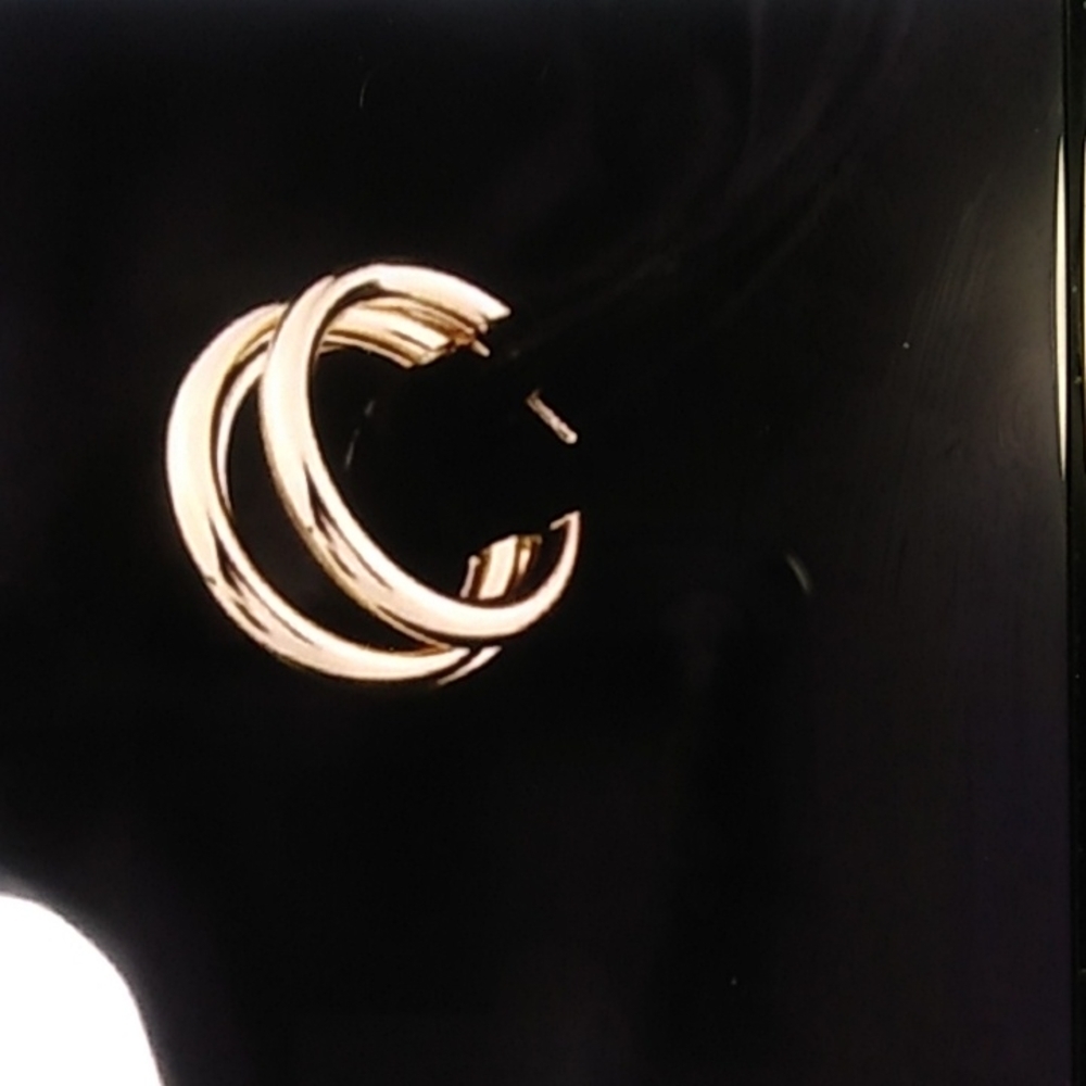 Elegant Gold Hoop Earrings. Nwot‎